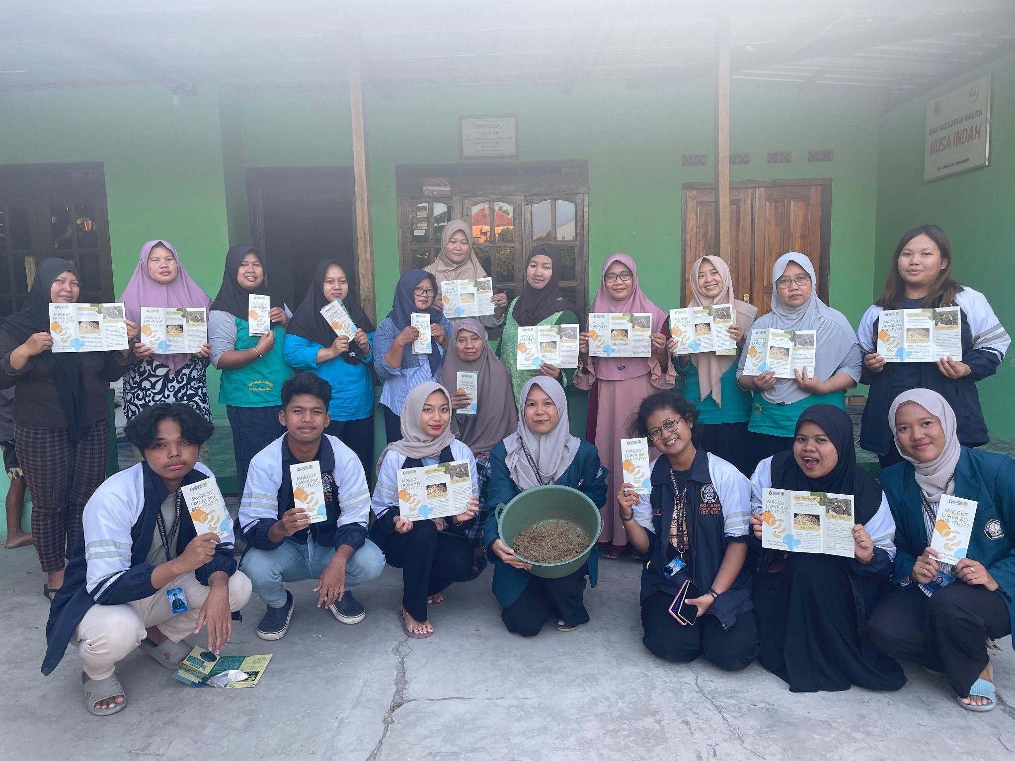 Lakukan Pendampingan Budidaya Maggot Lalat BSF, Mahasiswi KKN Tim II Undip Ajarkan Cara Kelola Sampah Organik dengan Bijak