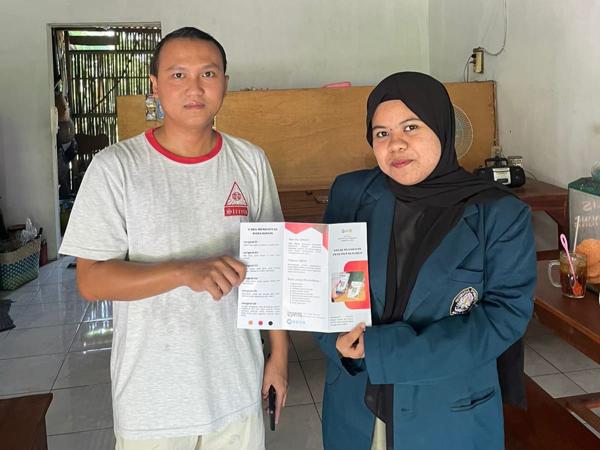 Melek Digital ! Mahasiswa KKN UNDIP Memberikan Edukasi Pembayaran Digital QRIS Kepada Pelaku UMKM Desa Ngrombo
